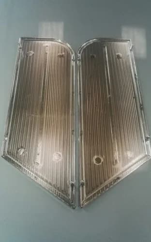 een paar (2) verchroomde deurpanelen 504 Peugeot coupé en cabriolet — weergave 2