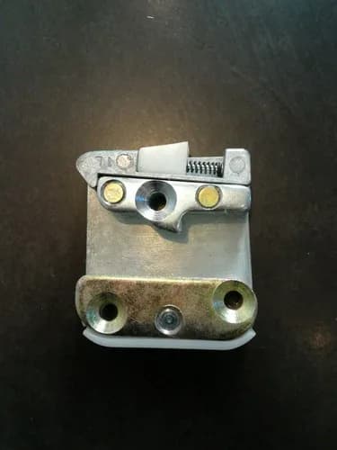 Gâche De Porte Peugeot 404 côté gauche