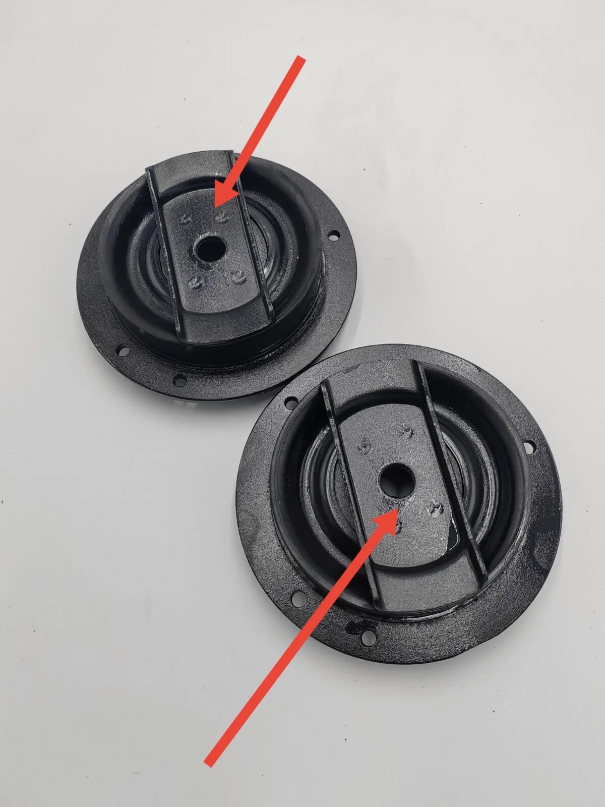 Pair (2) Front Shock Absorber Mounts Peugeot 204 and 304 — view 3
