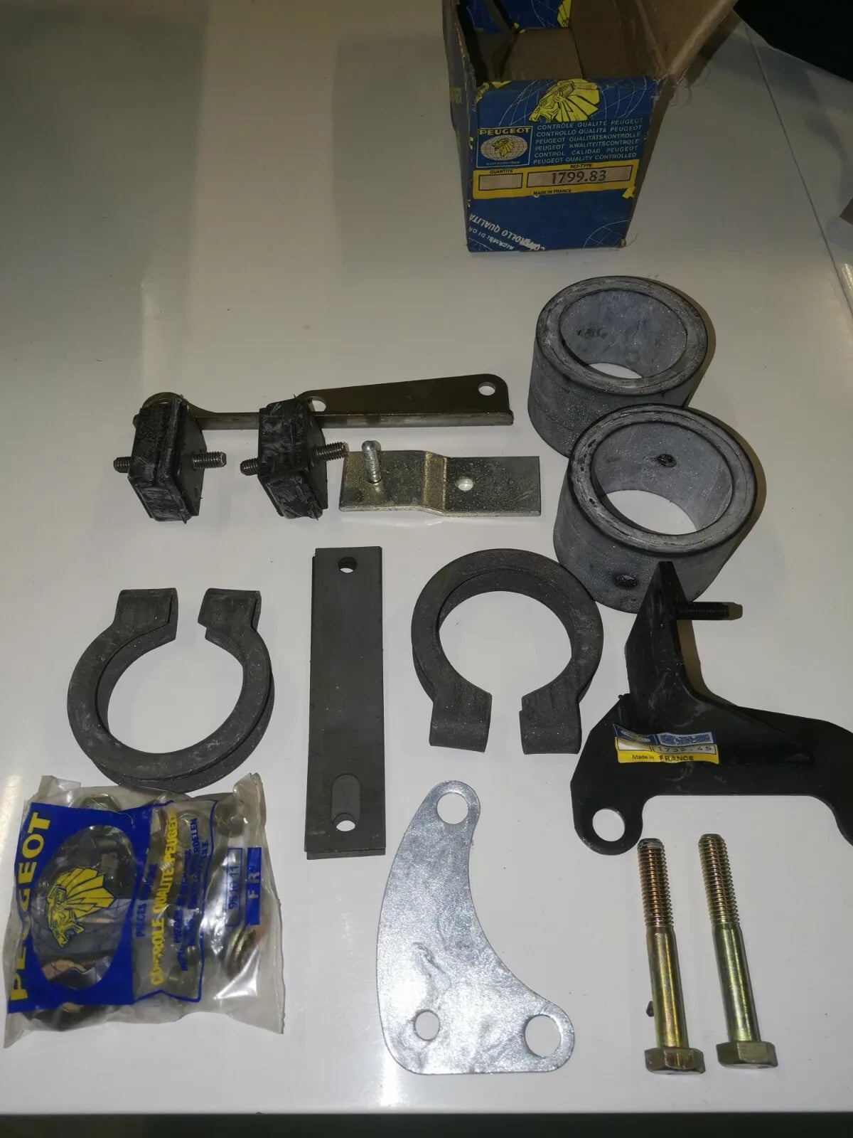 Befestigungsset Auspuff hinten Peugeot 604