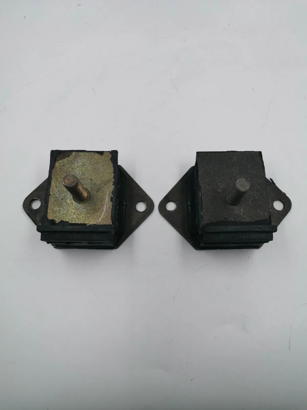 Pair (2) Engine Mounts Peugeot 504